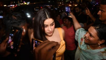 ರಾತ್ರಿ ಪಾರ್ಟಿಯಲ್ಲಿ Janhvi Kapoor Ananya Panday; ಮುತ್ತಿದ್ದ ಜನ