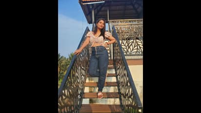 Vj Maheswari : கையில் சரக்கு பாட்டிலுடன் போஸ் கொடுத்து போதையேத்தும் விஜே மகேஸ்வரி.. வைரலாகும் கிளாமர் கிளிக்ஸ்