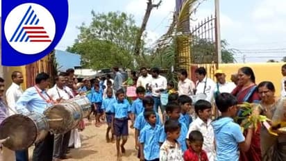 Koppalla ಶಾಲೆ ಆರಂಭದ ದಿನ ಡೊಳ್ಳು ಬಾರಿಸಿ ಮಕ್ಕಳನ್ನು ಸ್ವಾಗತಿಸಿದ ಬಿಇಓ