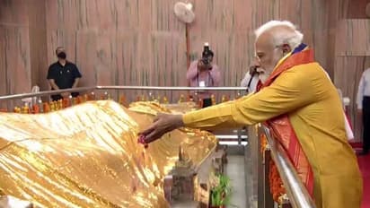 पीएम मोदी ने कुशीनगर स्थित महापरिनिर्वाण स्थल पर की पूजा अर्चना 