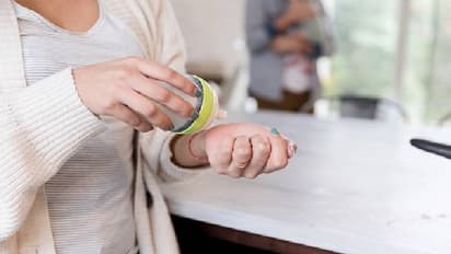 ബേബി ഫോർമുലയ്ക്ക് ക്ഷാമം, മുലപ്പാൽ വിൽക്കാൻ തയ്യാറായി അമ്മമാർ... 