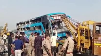 उन्नाव: लखनऊ आगरा एक्सप्रेस वे पर भीषण सड़क हादसा, तेज रफ्तार डबल डेकर बस डिवाइडर से टकराई, 2 की हुई मौत