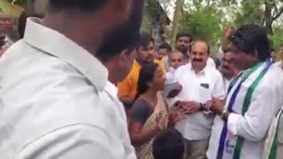 మీరు ఒక్క మంచి పనైనా చేసారా...?: వైసిపి ఎమ్మెల్యేను రోడ్డుపై పట్టుకుని నిలదీసిన మహిళ