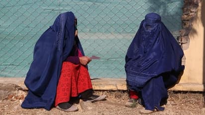 अफगानिस्तान में महिला एंकर्स को मुंह ढंककर करनी होगी एंकरिंग, तालिबान के फरमान से हैरत में दुनिया