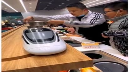 इस रेस्त्रां में वेटर नहीं बुलेट ट्रेन लाती है खाना, ग्राहकों को बोगी से खुद उठानी पड़ती है प्लेट