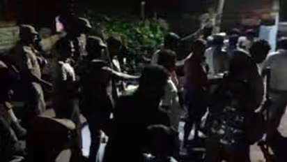 மீன் விற்பனை மோதல்.. பெட்ரோல் குண்டு வீச்சு.. பயங்கர ஆயுதங்களுடன் தாக்குதல்.. ஊரையே சூறையாடிய கும்பல்..