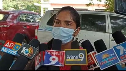 నెల్లూరు జిల్లాలో దారుణం... బస్సులో ప్రయాణిస్తున్న యువతితో ఆర్టిసి సిబ్బంది అసభ్య ప్రవర్తన