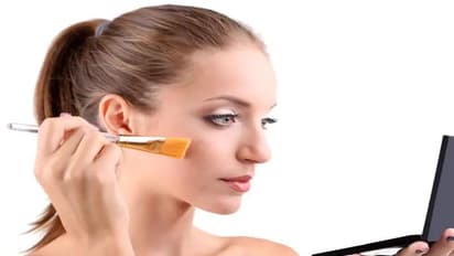 तपती गर्मी में मेकअप को लेकर हैं परेशान, तो स्वेट-प्रूफ रखने के लिए अपनाए ये 6 खास ट्रिक्स