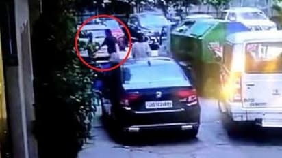 झारखंड में डेढ़ मिनट की गलती से सस्पेंड एक अफसर, बीच सड़क किया कांड, करतूत का Video मुख्यमंत्री तक पहुंचा