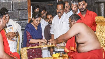 साईंबाबा का एक भक्त ऐसा भी: बाबा के चरणों में चढ़ाया 2 करोड़ का सोने का बैंड