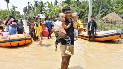 एक तरफ गर्मी से हाहाकार, दूसरी तरफ ऐसी बारिश कि नाव से रेस्क्यू, पंप से निकल रहा पानी-10 PHOTOS