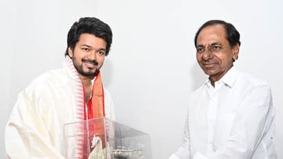 விஜயகாந்த் ரூட்டெடுக்கும் விஜய்… வெள்ளை சட்டையில் சென்று சந்திரசேகர ராவுடன் சந்திப்பு!!