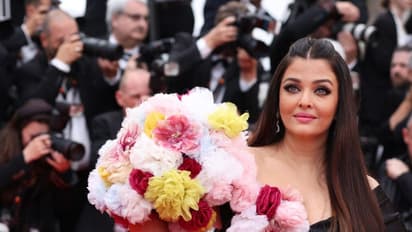 Cannes 2022: फूलों वाले ब्लैक गाउन में रेड कार्पेट पर उतरीं ऐश्वर्या राय बच्चन, टिक गईं सबकी नजरें