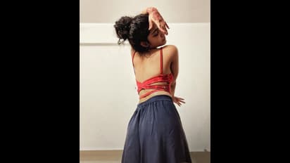 బ్యాక్ అందాలు చూపిస్తూ కవ్విస్తున్న అనుపమా.. మైండ్ బ్లోయింగ్ పోజులతో దడపుట్టిస్తున్న గ్లామర్ బ్యూటీ..