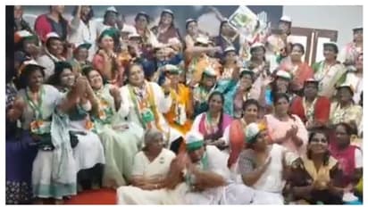 വനിതാ നേതാക്കൾക്കൊപ്പം പറുദീസയുടെ പാരഡിക്ക് ചുവടുവെച്ച് ശശി തരൂർ- വീഡിയോ