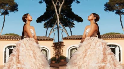 Cannes 2022 में फेदर गाउन में पूजा हेगड़े ने लूटा लोगों का दिल, देखें दिलकश अदाओं से भरी PHOTOS 