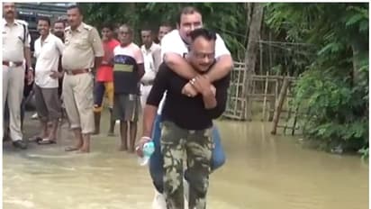 వరదలను సమీక్షించడానికి రెస్కూ సిబ్బంది వీపుపై బీజేపీ ఎమ్మెల్యే.. దుమ్మెత్తిపో్స్తున్న నెటిజన్లు