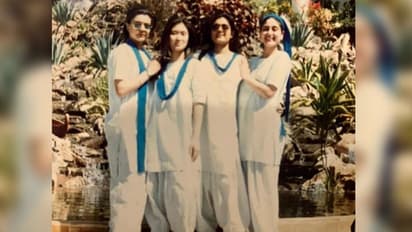 চিনতে পারছেন করিনাকে, বঙ্গ সফরে এসেই কি স্কুল জীবনের প্রেম ফিরে পেলেন বলি ডিভা?