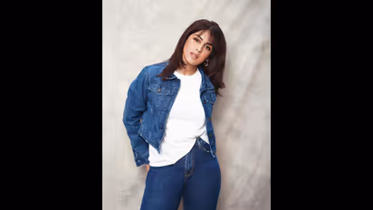 Genelia D'Souza: టైట్ జీన్స్ లో బ్యాక్ చూపిస్తూ జెనీలియా నాటీ ఫోజులు... ఆమెకు అంత వయసంటే నమ్మగలమా..?