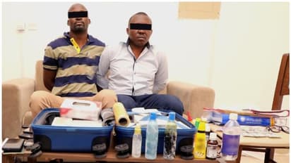 രാസവസ്തുക്കളുടെ സഹായത്തോടെ പേപ്പര് ഡോളറാക്കി മാറ്റുമെന്ന് വാഗ്ദാനം: രണ്ട് വിദേശികള് അറസ്റ്റില്