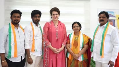 టీఆర్ఎస్‌కి షాక్:ప్రియాంక సమక్షంలో కాంగ్రెస్ లో చేరిన నల్లాల ఓదేలు