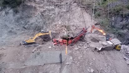 जम्मू-कश्मीर में निर्माणाधीन सुरंग गिरने के बाद पहाड़ का हिस्सा गिरा, तबाही वाला वीडियो देख रोंगटे खड़े हो जाए