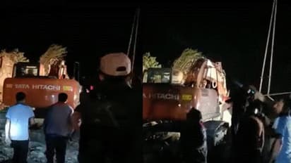 জম্মু -কাশ্মীরে সুরঙ্গ তৈরির সময় আচমকা ধস, আটকে ১০ শ্রমিক