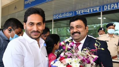 గన్నవరం నుంచి దావోస్ బయలుదేరిన సీఎం వైఎస్‌ జగన్...