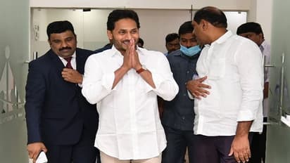 కడప జిల్లాలో జగన్ టూర్: ప్రపంచంతో పోటీ పడాలి, విద్యార్ధులకు ఆల్ ది బెస్ట్ చెప్పిన సీఎం