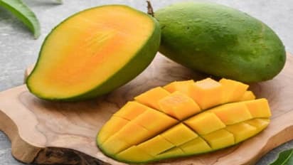 रात में आम खाना सेहत के लिए फायदेमंद या नुकसानदायक, एक्सपर्ट की जानें राय