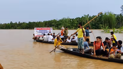 கடும் வெள்ளம்... 500 குடும்பங்களை சேர்ந்தவர்கள் தண்டவாளத்தில் வசிக்கும் அவலம்...!
