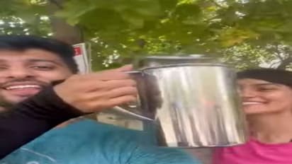राहगीरों को गर्मी से राहत देने के लिए पायलट और उनकी पत्नी ने बांटा शरबत, एक यूजर ने भी दी अच्छी सलाह