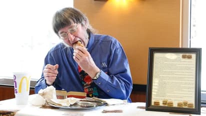 ताज्जुब की बात: यह शख्स 50 साल से लगभग रोज खा रहा मैकडॉनल्ड का बर्गर, गिनीज बुक में दर्ज हुआ नाम 