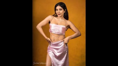 டூ பீஸ் கவர்ச்சியில் சாக்ஷி அகர்வால்..இடையழகை காட்டி இளசுகளை இம்சிக்கும் பிக்பாஸ் பிரபலம்