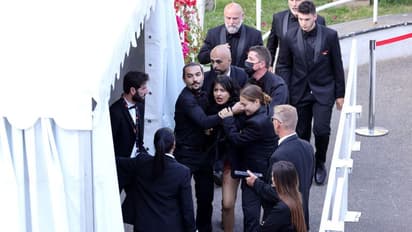 कान्स रेड कार्पेट पर कपड़े उतार चीखने लगी यूक्रेनी महिला, कहा- रूसी सैनिक बंद करें हमारा रेप