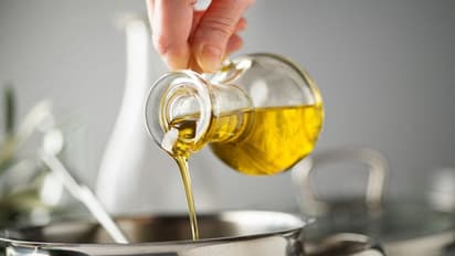 कुकिंग ऑयल के साथ भूलकर भी ना करें ये काम, बना सकती है कैंसर का मरीज
