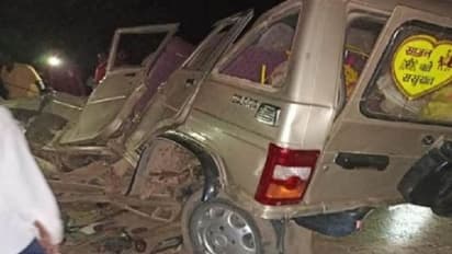 बलरामपुर में भीषण एक्सीडेंट, बोलेरो व ट्रैक्टर की भिड़ंत में पांच की मौत