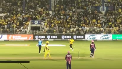 IPL 2022: ബാറ്റിംഗിനിടെ ധോണിയെക്കാണാന് ഗ്രൗണ്ടിലേക്ക് ഓടിയിറങ്ങി ആരാധകന്, ഇടപെട്ട് അമ്പയര്-വീഡിയോ