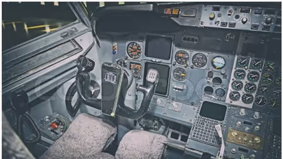 విమానం నడుపుతూనే నిద్రలోకి జారుకున్న పైలట్లు.. టెర్రరిస్టులు హైజాక్ చేశారేమోనని.. !