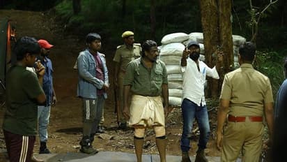 காலில் க்னீ கேப்புடன் விஜய்சேதுபதி...விடுதலை படப்பிடிப்பிலிருந்து வெளியான புகைப்படம்