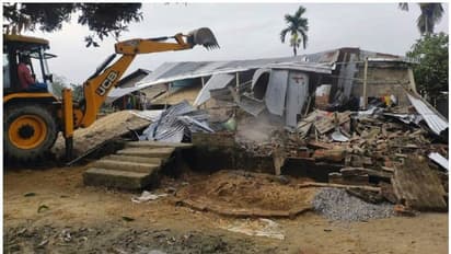 അസമിലും ബുൾഡോസർ രാജ്; പൊലീസ് സ്റ്റേഷന് കത്തിച്ച കേസിലെ പ്രതികളുടെ അടക്കം 7 പേരുടെ വീട് പൊളിച്ചു