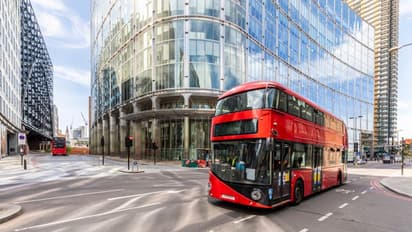 അടിച്ചുപൂസായ മുന്സൈനികന് വീട്ടിലെത്താന് ബസ് മോഷ്ടിച്ചു, അതോടിച്ച് കണ്ണില് കണ്ടതെല്ലാം തകര്ത്തു!