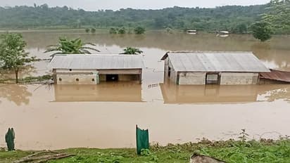 heavy Rains : అస్సాంలో మ‌ళ్లీ భారీ వ‌ర్షాలు.. కొండచ‌రియ‌లు విరిగిప‌డి నలుగురు స‌జీవ స‌మాధి