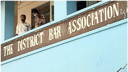 പ്രതികളെ അന്വേഷിച്ചെത്തിയ പൊലീസ് അഭിഭാഷകനെ മര്ദ്ദിച്ചെന്ന് പരാതി; പ്രതിഷേധം