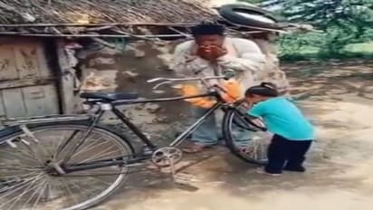 घर में आई सेकेंड हैंड साइकिल तो पिता और बेटे की खुशी का नहीं था ठिकाना, वीडियो देखकर आंखों में आ जाएंगे आंसू