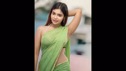 Dharsha Gupta :சேலையில் வளச்சு வளச்சு இடுப்பை காட்டி லைக்ஸை அள்ளும் தர்ஷா குப்தா... வைரலாகும் கிளாமர் கிளிக்ஸ்