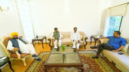 చంఢీగడ్‌లో రైతులు, గాల్వాన్ అమరవీరుల కుటుంబాలకు చెక్కులు అందజేసిన కేసీఆర్ (ఫోటోలు)