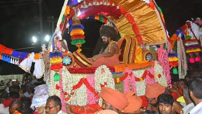 வெற்றிகரமாக நடந்து முடிந்தது பட்டினப் பிரவேசம்... தருமபுர ஆதீனம் பல்லக்கில் அமர்ந்து வீதி உலா!!