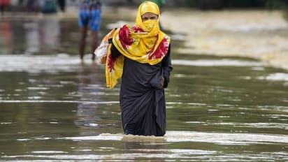 অসমের বন্যা পরিস্থিতি ক্রমশই ভয়ঙ্কর রূপ নিচ্ছে, জীবন হাতে নিয়ে ১ মাসের শিশুকে উদ্ধার সেনার