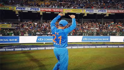 అవకాశం వస్తే ఎమ్మెస్ ధోనీ బుర్రలోకి దూరిపోతా... దినేశ్ కార్తీక్ ఫన్నీ కామెంట్...